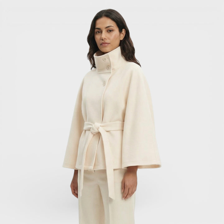 Abrigo Capa Corta con Cinturón