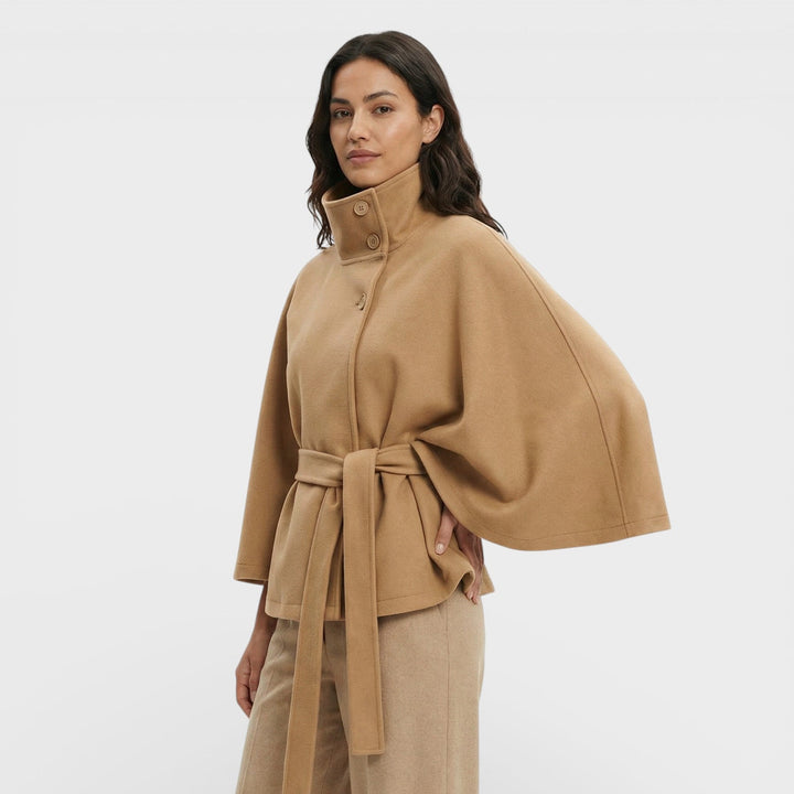 Abrigo Capa Corta con Cinturón