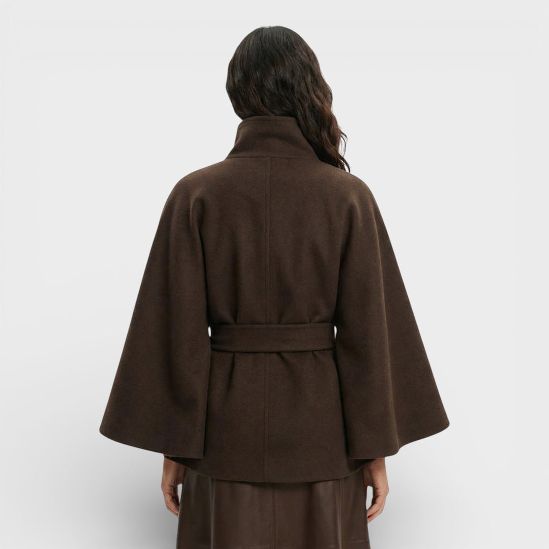 Abrigo Capa Corta con Cinturón