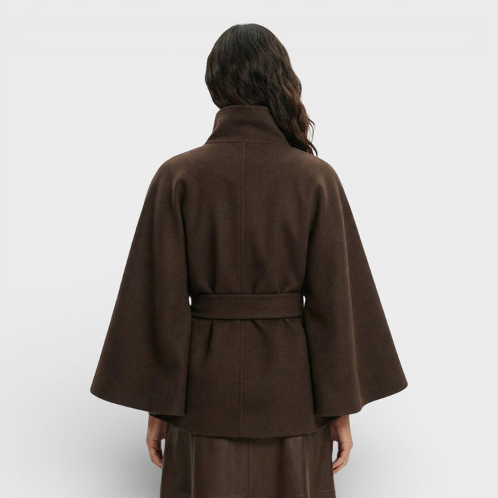 Abrigo Capa Corta con Cinturón