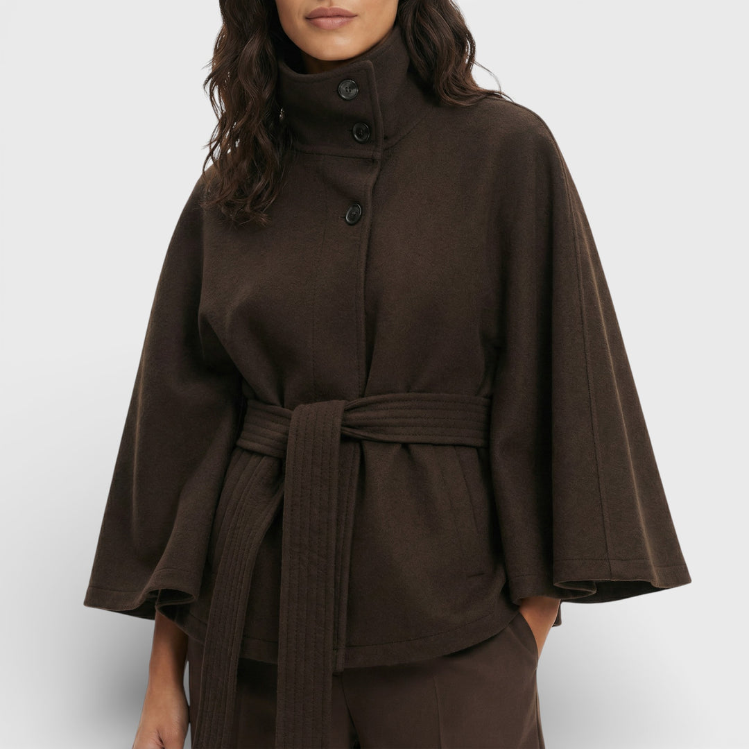 Abrigo Capa Corta con Cinturón